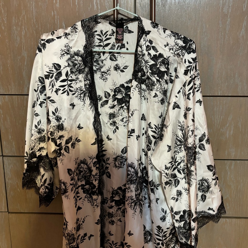 Victoria Secret Robe - Picture 2 of 2